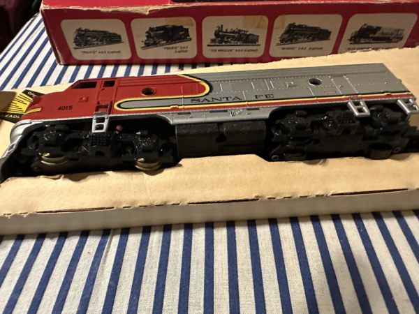 Tyco Diesel F9 A Unit Powered-Lighted Santa Fe Passenger 224H-1200 In Box - Image 3